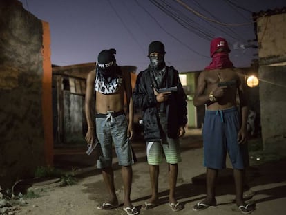 Jovens traficantes de uma favela do Rio.