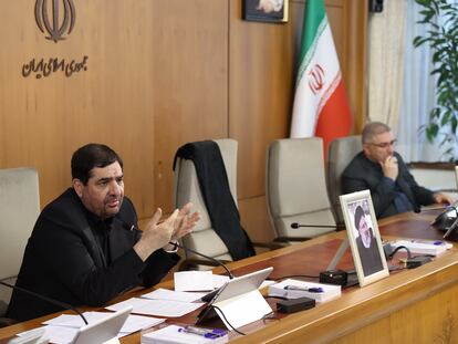 El presidente interino de Irán, Mohamad Mojber, preside la reunión del gabinete junto a una foto del fallecido Ebrahim Raisí, este lunes en Teherán.