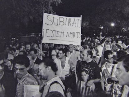 L&#039;artista Josep Maria Subirachs, autor de les escultures de la fa&ccedil;ana de la Passi&oacute;, va ser objecte d&#039;opinions favorables i contr&agrave;ries en una manifestaci&oacute; de 1990.