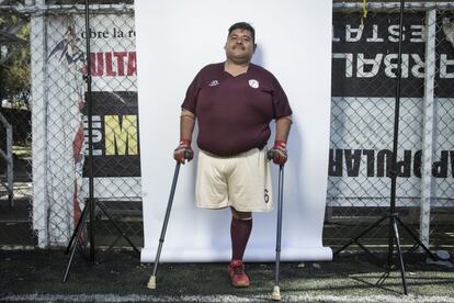 Antonio Castañeda se dedica a dominar el balón en los semáforos de la Ciudad de México