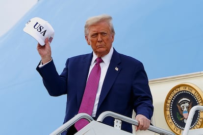 El presidente de Estados Unidos, Donald Trump, sujeta un gorro, a su llegada a la base de la Fuerza Aérea Pope, este martes.