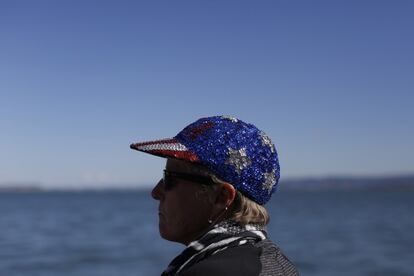 Un aficionado en el puerto antes de la regata decisiva.