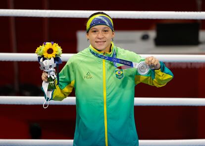 Beatriz Ferreira na cerimônia de premiação em que recebeu a medalha de prata na categoria até 60kg do boxe.