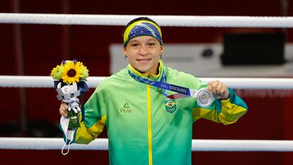 Beatriz Ferreira na cerimônia de premiação em que recebeu a medalha de prata na categoria até 60kg do boxe.