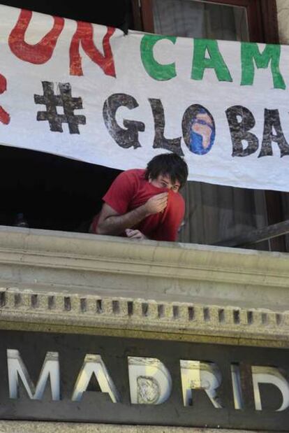 Un joven, en el edificio ocupado en Madrid.