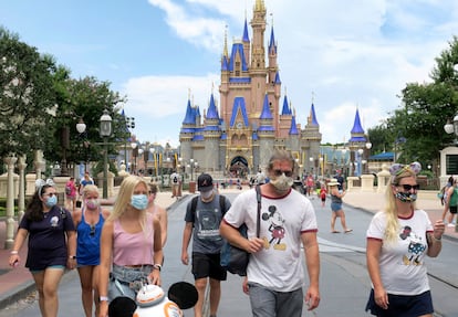 Visitantes con mascarilla en un parque Disney en Florida en julio.
