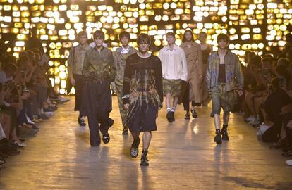 En su desfile de París, Dries ha presentado prendas amplias, recias y con cierto descuido grunge.