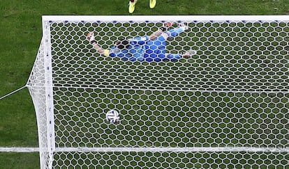 O chileno Charles Aranguiz marca o segundo gol do Chile na partida contra a Espanha.