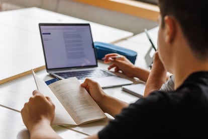 Alumnos de un instituto de Baden-Württemberg, Alemania, usan ChatGTP para realizar unos ejercicios de gramática.