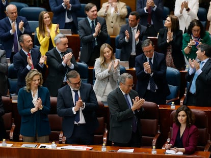 La presidenta de la Comunidad de Madrid, Isabel Díaz Ayuso, recibe el aplauso de la bancada popular tras su intervención en el pleno celebrado este jueves en la Asamblea de Madrid.