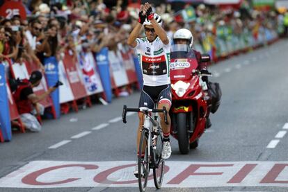 El español del equipo Trek Alberto Contador en su vuelta por la ciudad de Madrid durante la última etapa de La Vuelta ciclista a España, con salida en Arroyomolinos y llegada a la capital española, y un recorrido de 117,6 kilómetros.