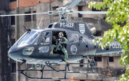 El narco Pinheiro, en un helicóptero policial tras la orden de expulsión de Paraguay. 