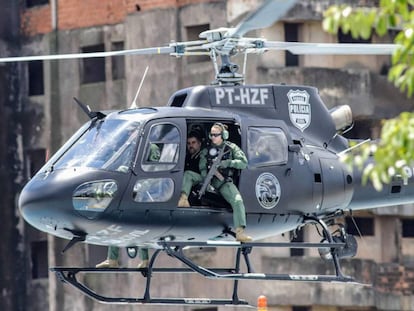 El narco Pinheiro, en un helicóptero policial tras la orden de expulsión de Paraguay. 
