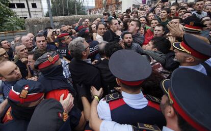 Agentes de los Mossos d'Esquadra se enfrentan a manifestantes independentistas.