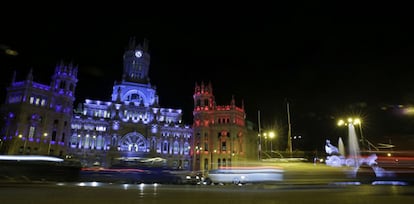 El Palacio de Cibeles, sede del Ayuntamiento de Madrid, iluminado esta noche con los colores de la bandera francesa.