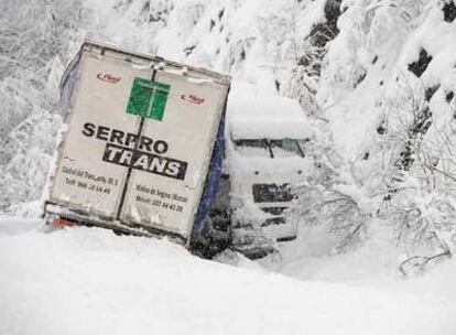 Un camión accidentado ayer en la autovía de Leizarán, que une Navarra y Guipúzcoa.