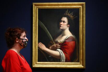 El cuadro 'Catalina de Alejandría', de la artista Artemisia GentileschI, en la National Gallery de London, en 2020.