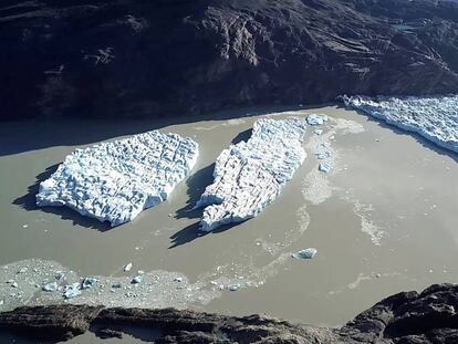 Blocos de gelo desprendidos do glaciar Grey na Patagonia.