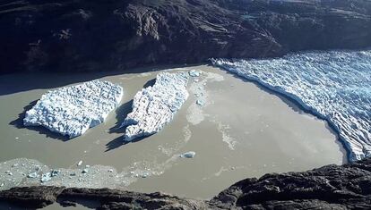 Blocos de gelo desprendidos do glaciar Grey na Patagonia.