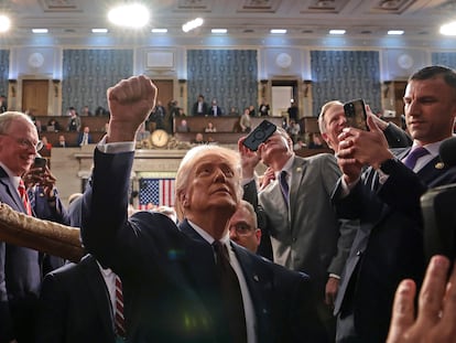 El presidente Donald Trump abandona la cámara tras dirigirse a una sesión conjunta del Congreso en el Capitolio en Washington, el martes 4 de marzo de 2025. (Win McNamee/Pool Photo vía AP)