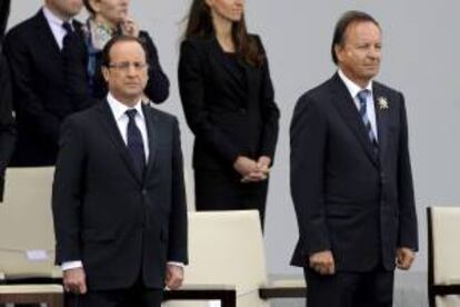 El presidente francés, François Holllande (izq), y el presidente del Senado francés, Jena-Pierre Bel (dcha), asisten al desfile de la Fiesta Nacional en París (Francia).