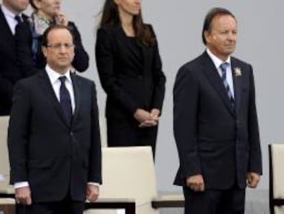 El presidente francés, François Holllande (izq), y el presidente del Senado francés, Jena-Pierre Bel (dcha), asisten al desfile de la Fiesta Nacional en París (Francia).