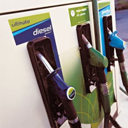 Mangueras de un surtidor de diesel y gasolina.