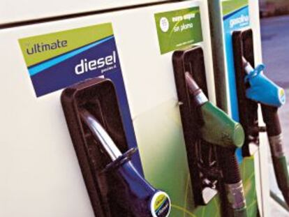 Mangueras de un surtidor de diesel y gasolina.