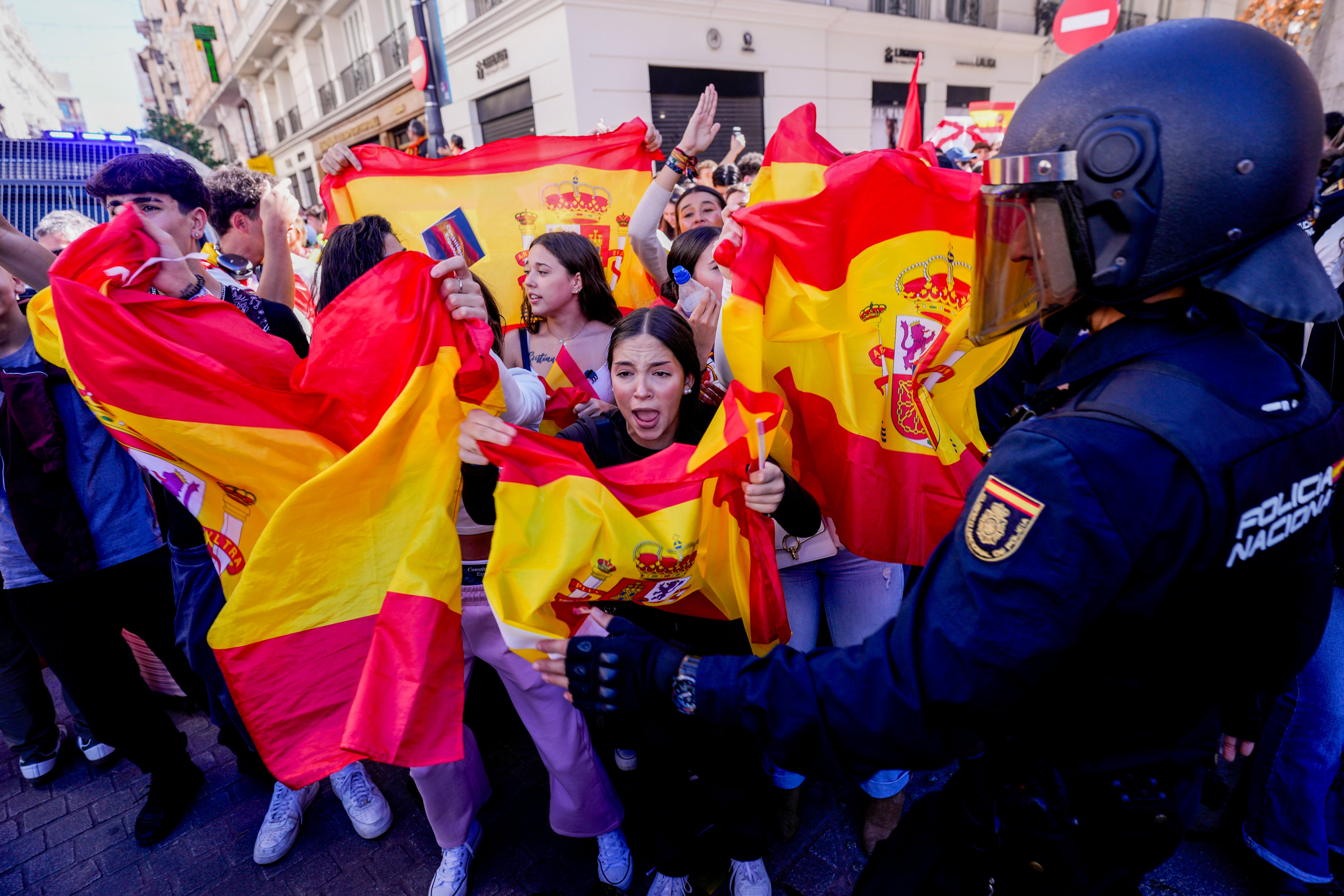 Desfile del Día de la Hispanidad y reacciones políticas en directo | La Policía intenta desalojar a un grupo de manifestantes que increpa a los acampados en Sol