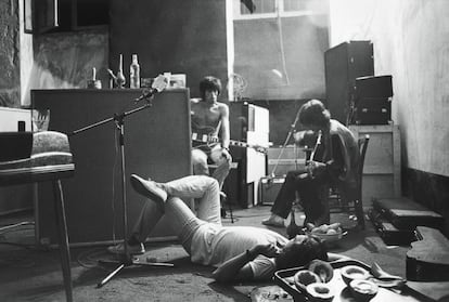 Jimmy Miller (no chão), Keith Richards (esquerda) e Mick Jagger (direita) nas tocas da Villa Nellcote, 1971.