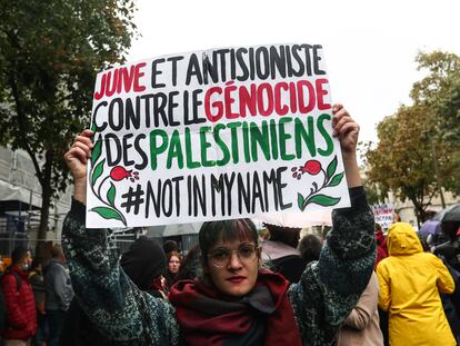 Una manifestante con un cartel que reza "Judíos y antisionistas, contra el genocidio de los palestinos" participa en una manifestación de apoyo a los palestinos en la plaza de Chatelet en París el pasado 28 de octubre.