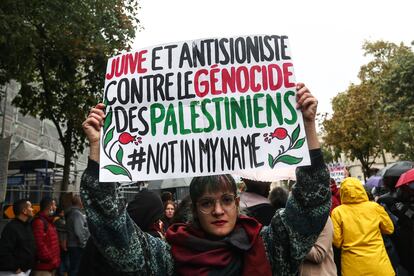 Una manifestante con un cartel que reza "Judíos y antisionistas, contra el genocidio de los palestinos" participa en una manifestación de apoyo a los palestinos en la plaza de Chatelet en París el pasado 28 de octubre.