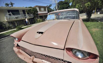Un vehículo es puesto a la venta hoy en La Habana, Cuba, después de que el Gobierno cubano autorizara oficialmente la compraventa de todo tipo de automóviles