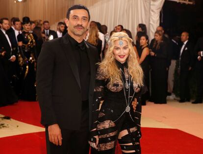 Madonna llega a la Met Gala con el diseñador de moda Riccardo Tisci, el 2 de mayo de 2016, en el Museo Metropolitano de Manhattan, Nueva York (EE.UU).