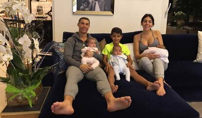Cristiano Ronaldo y Georgina Rodríguez con los cuatro hijos del jugador del Real Madrid.