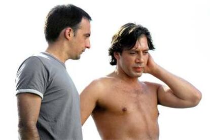 Alejandro Amenábar (a la izquierda) y Javier Bardem, durante el rodaje de <i>Mar adentro.</i>