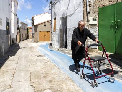 Tía Rosa, de 86 años, camina con el andador por el carril habilitado para ello.