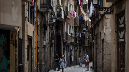 El barrio del Raval de Barcelona, que concentra población vulnerable y parque privado de viviendas de alquiler, este verano.