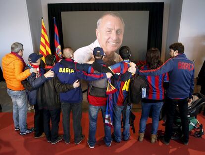 Aficionados abrazados frente a un cuadro de Johan Cruyff , en el estadio Camp Nou de Barcelona.