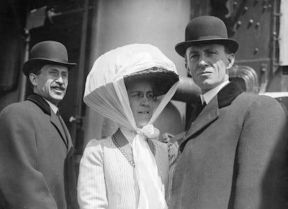 Katharine Wright, junto a sus hermanos, Orville y Wilburg. Los tres inventaron el primer vuelo de un artefacto más pesado que el aire