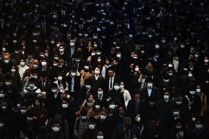 Decenas de trabajadores protegidos con mascarillas en la estación de tren de Shinagawa en Tokio (Japón), el 28 de febrero.