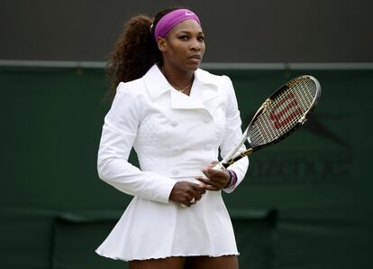 En junio de 2012, para un partido en Wimbledon contra la checa Barbora Zahlavova Strycova , optó por un traje de chaqueta cruzada y falda corta en impecable blanco.
