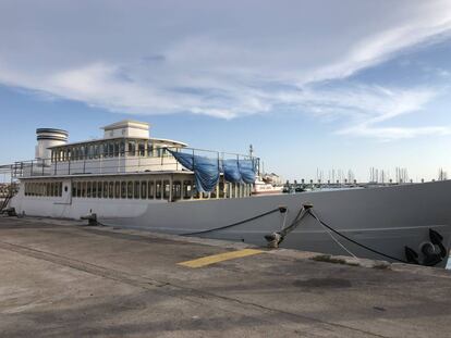 El barco fluvial alemán Oceaner en Burriana. Tras él, el buque de rescate Open Arms. |