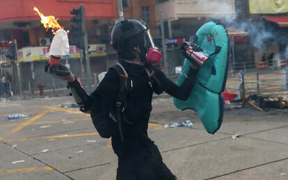 Un manifestante antigubernamental arroja un cóctel molotov, durante la protesta en el distrito de Sham Shui Po, de Hong Kong, contra la presencia china en la antigua colonia británica.