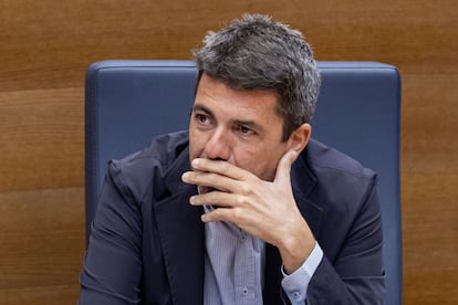 El presidente de la Generalitat, Carlos Mazón, asiste al pleno de Le Corts del 16 de abril. 