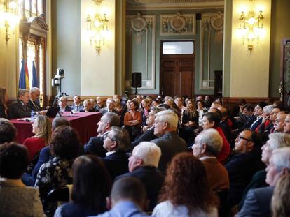 El presidente de la Hispanic Society, Mitchell Codding (en el centro de la mesa), impartiendo una conferencia, este jueves en un sal&oacute;n de la Junta del Principado.