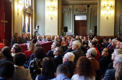 El presidente de la Hispanic Society, Mitchell Codding (en el centro de la mesa), impartiendo una conferencia, este jueves en un sal&oacute;n de la Junta del Principado.