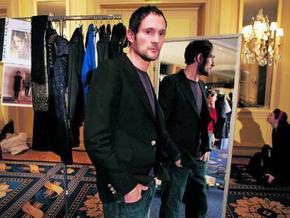 El dise&ntilde;ador Josep Font, fotografiado minutos antes de su desfile de &#039;pr&ecirc;t-&agrave;-porter&#039; para la temporada oto&ntilde;o-invierno 2007-2008 en el hotel Westin de Par&iacute;s.