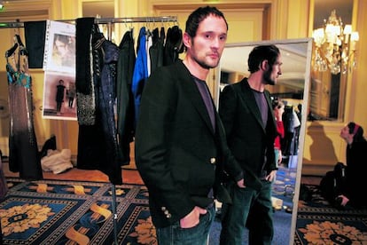 El dise&ntilde;ador Josep Font, fotografiado minutos antes de su desfile de &#039;pr&ecirc;t-&agrave;-porter&#039; para la temporada oto&ntilde;o-invierno 2007-2008 en el hotel Westin de Par&iacute;s.