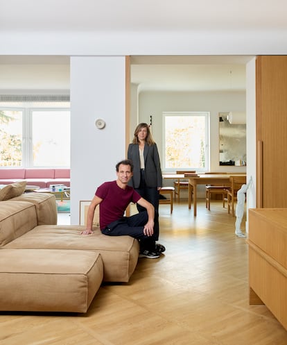 El salón-comedor está conectado con la cocina, espacio que articula la vivienda y la divide entre la parte de día y las habitaciones. En la pared se apoya una escultura de Fernando Sánchez Castillo.